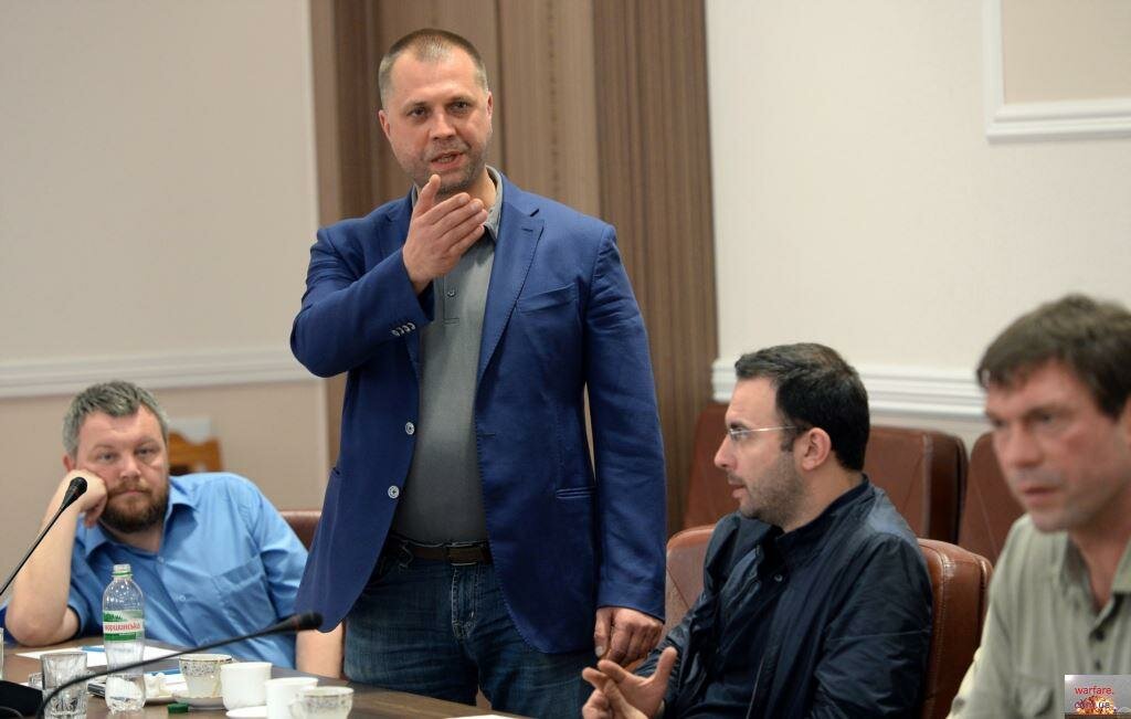 Олександр Бородай, самопроголошений прем'єр-міністр так званої «Донецької Народної Республіки», під час переговорів, Донецьк, 23 червня 2014 року