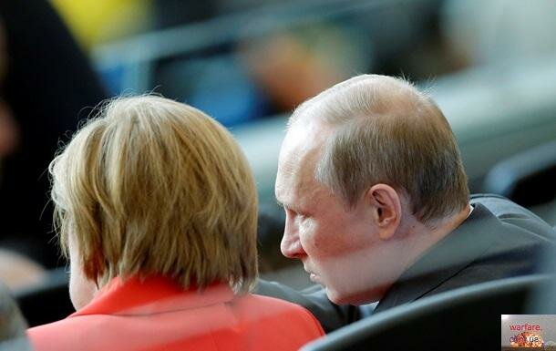 Фото: AP Ангела Меркель и Владимир Путин на финале Чемпионата мира по футболу