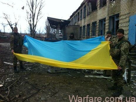 Украинские военные возле школы в Широкино Фото: Andriy Tsaplienko / Facebook