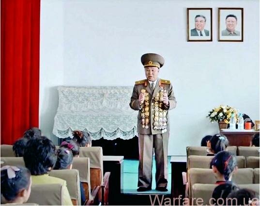 Ветеран неизвестно какой войны (последняя война в Северной Корее закончилась 60 лет назад) рассказывает школьницам, как сбивал пулеметом американские самолеты, – этому его научил отважный вождь.