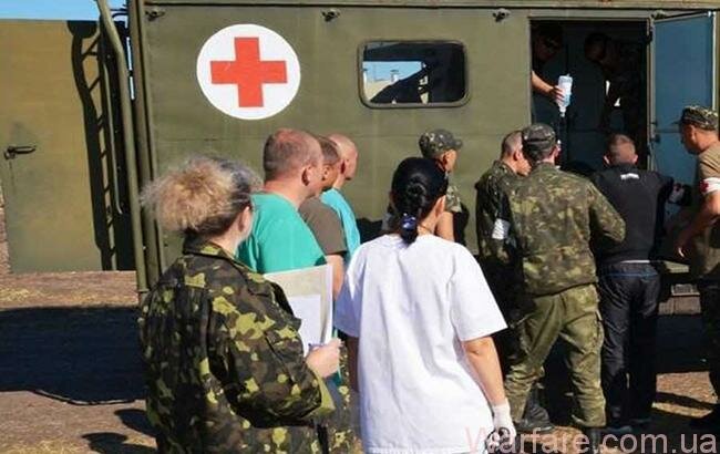 В результате обстрела Торецка поврежден центр реабилитации, проводится эвакуация